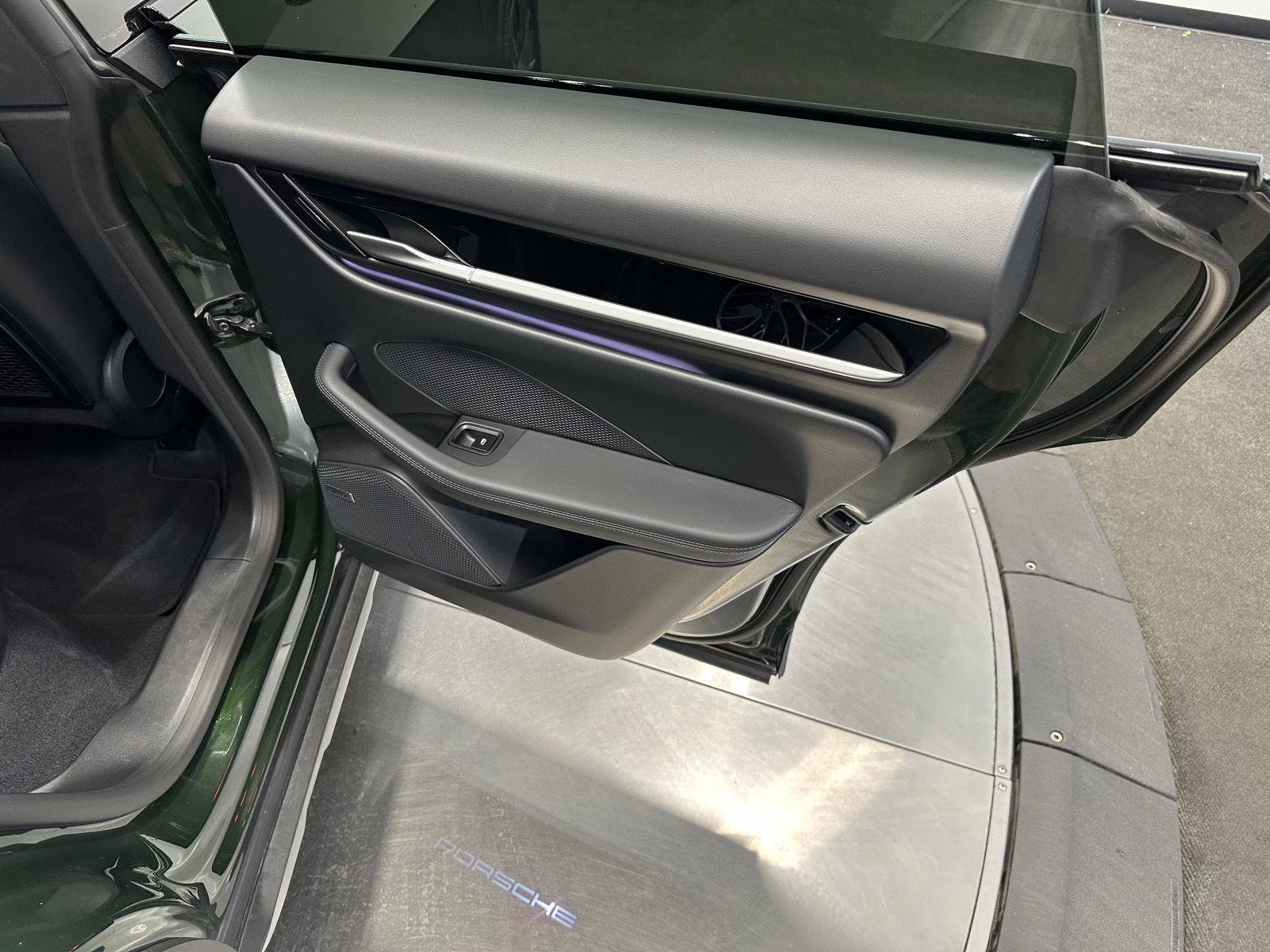 Certified 2025 Porsche Macan 4S Electric AWD/4WD image 39