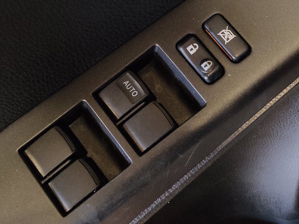 Used 2018 Toyota RAV4 LE FWD image 27