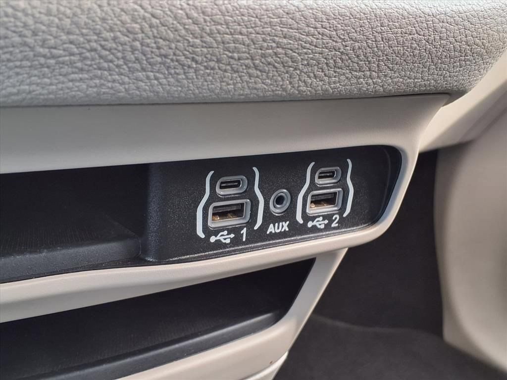 Used 2023 Chrysler Pacifica Touring-L FWD image 26