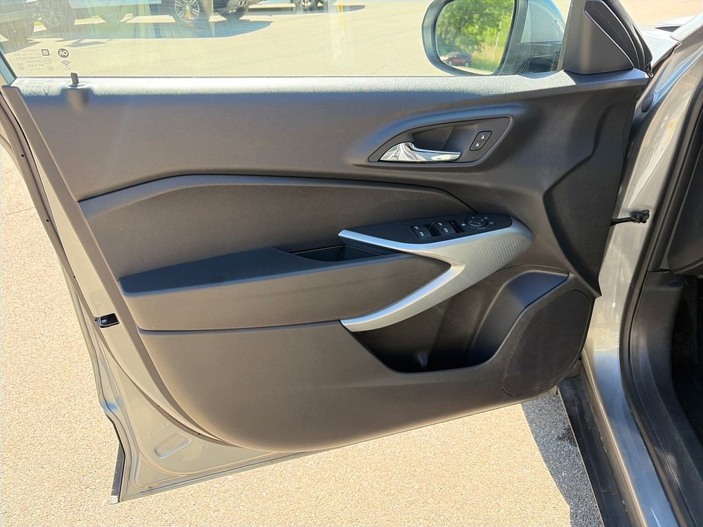 Used 2024 Chevrolet Trax LS w/ LS Convenience Package FWD image 21
