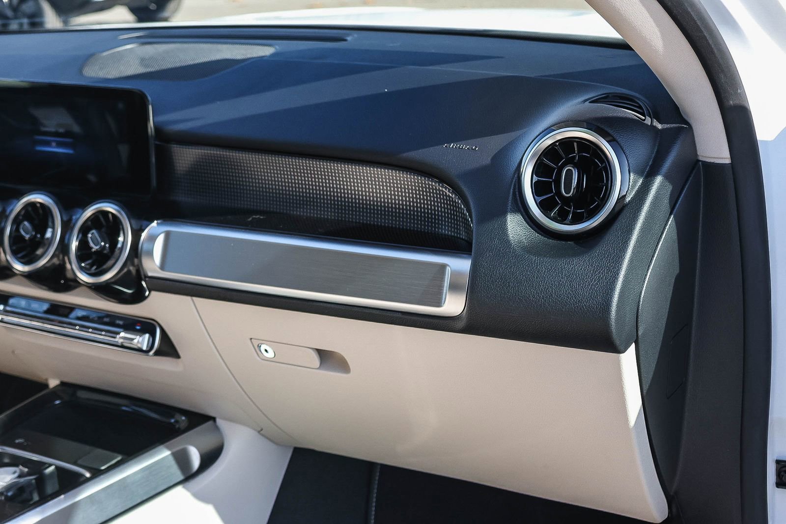 Used 2022 Mercedes-Benz GLB 250 image 18