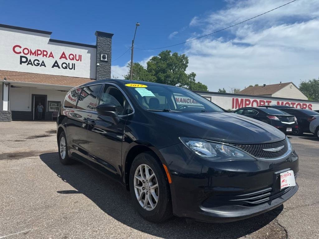 Used 2017 Chrysler Pacifica LX FWD image 3