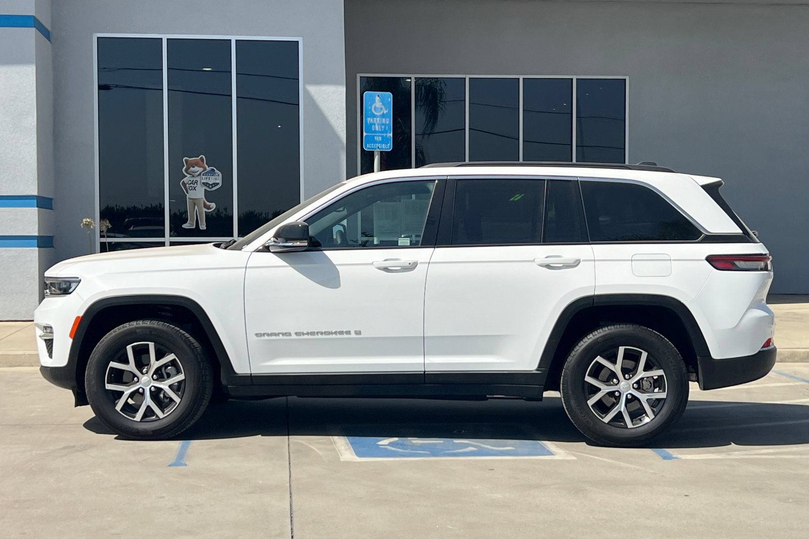 Used 2024 Jeep Grand Cherokee Limited RWD image 8