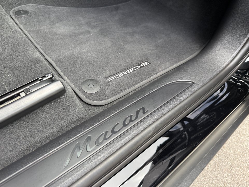 Certified 2026 Porsche Macan AWD/4WD image 21
