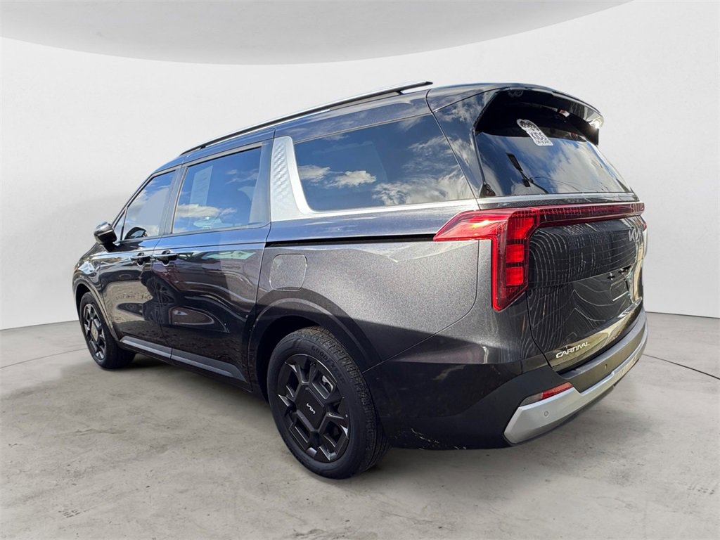 Used 2025 Kia Carnival EX image 2