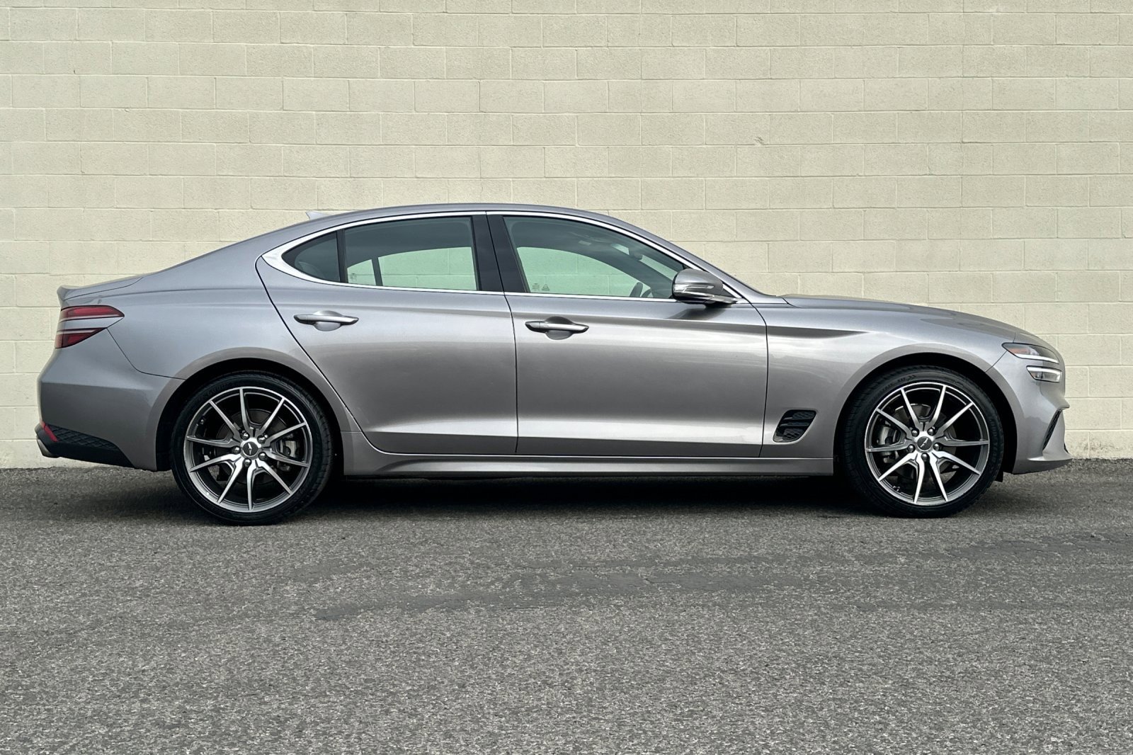 Used 2023 Genesis G70 2.0T image 3