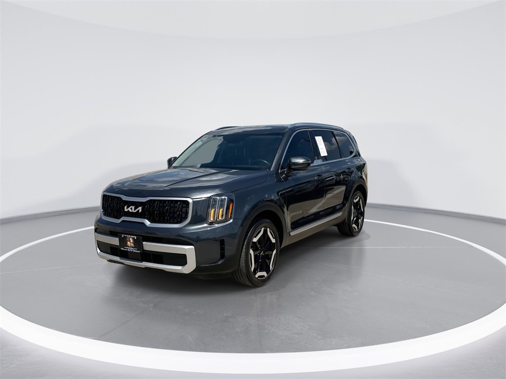 Used 2024 Kia Telluride EX w/ EX Captain's Chair Package image 4