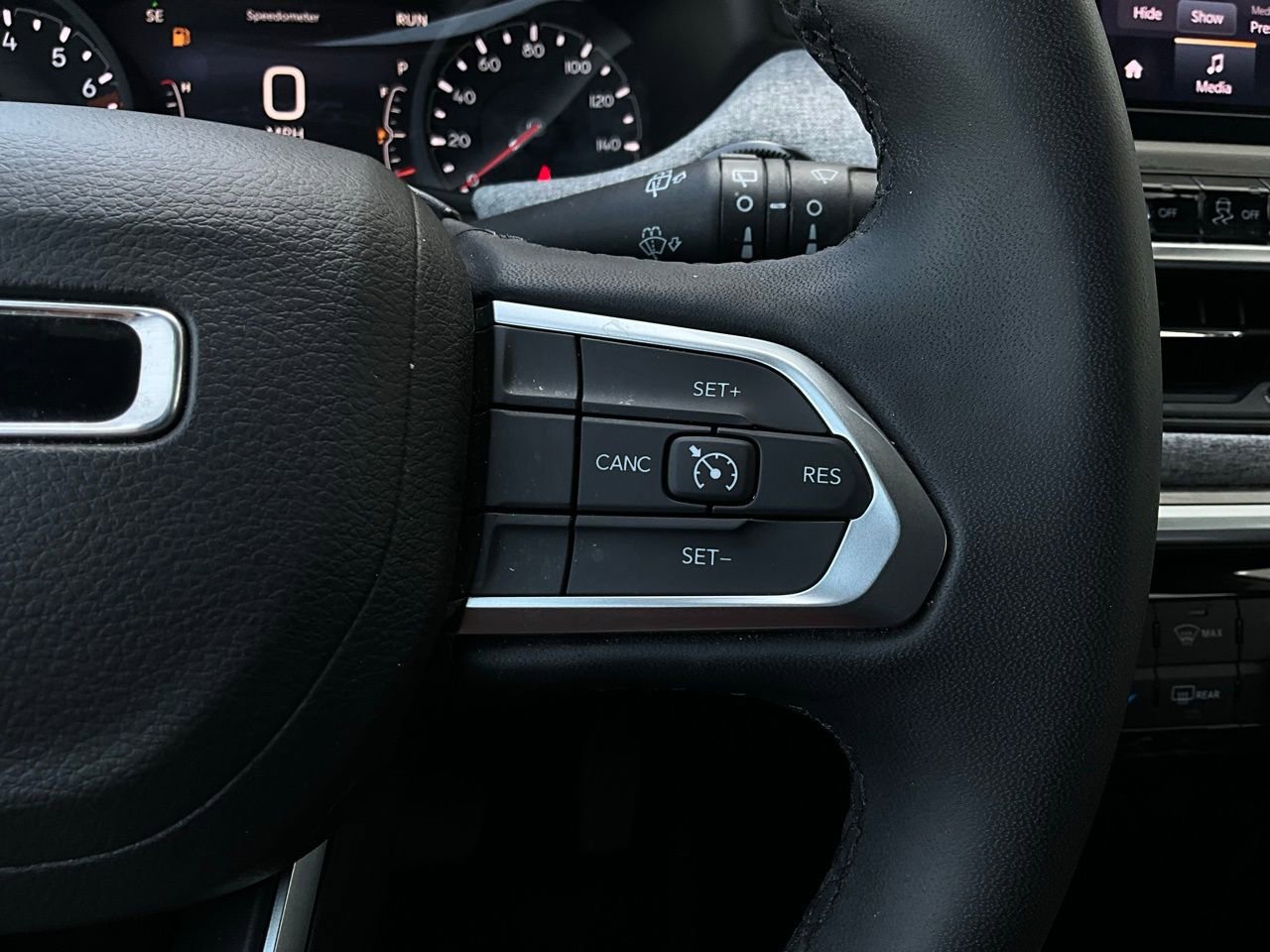 Used 2025 Jeep Compass Latitude image 35