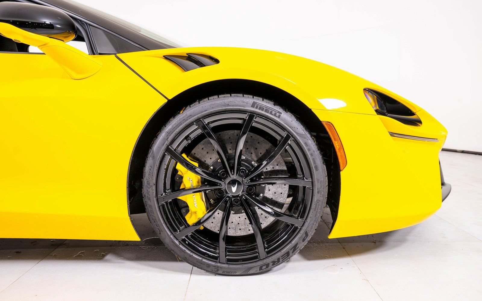 Used 2023 McLaren Artura RWD image 15