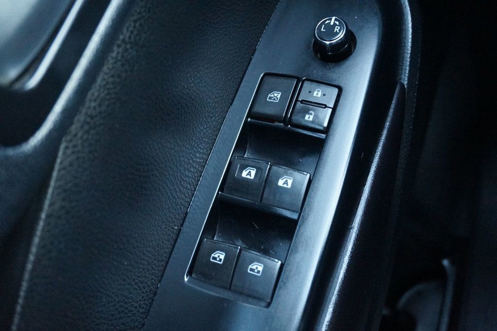 Used 2017 Toyota Highlander SE FWD image 25