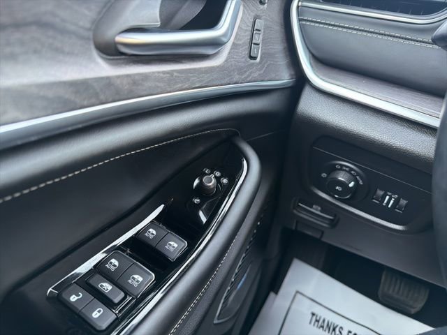 Used 2022 Jeep Grand Cherokee Overland w/ Luxury Tech Group IV AWD/4WD image 26