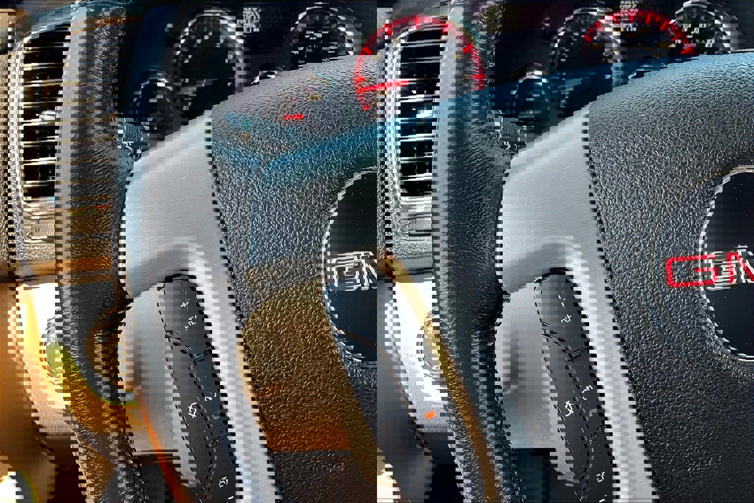 Used 2011 GMC Acadia SLT image 24