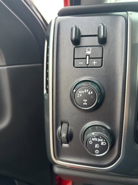 Used 2018 Chevrolet Silverado 1500 LT w/ All Star Edition image 33