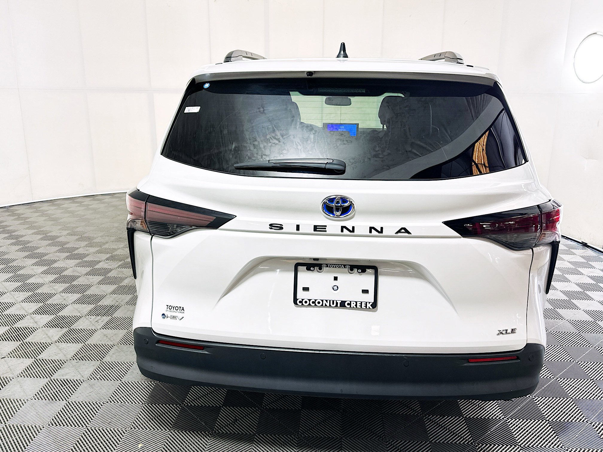 Used 2025 Toyota Sienna XLE FWD image 4