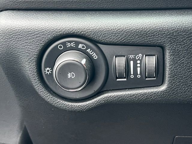 Used 2025 Chrysler Pacifica Select image 19