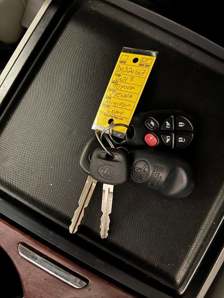 Used 2013 Toyota Sienna XLE image 17