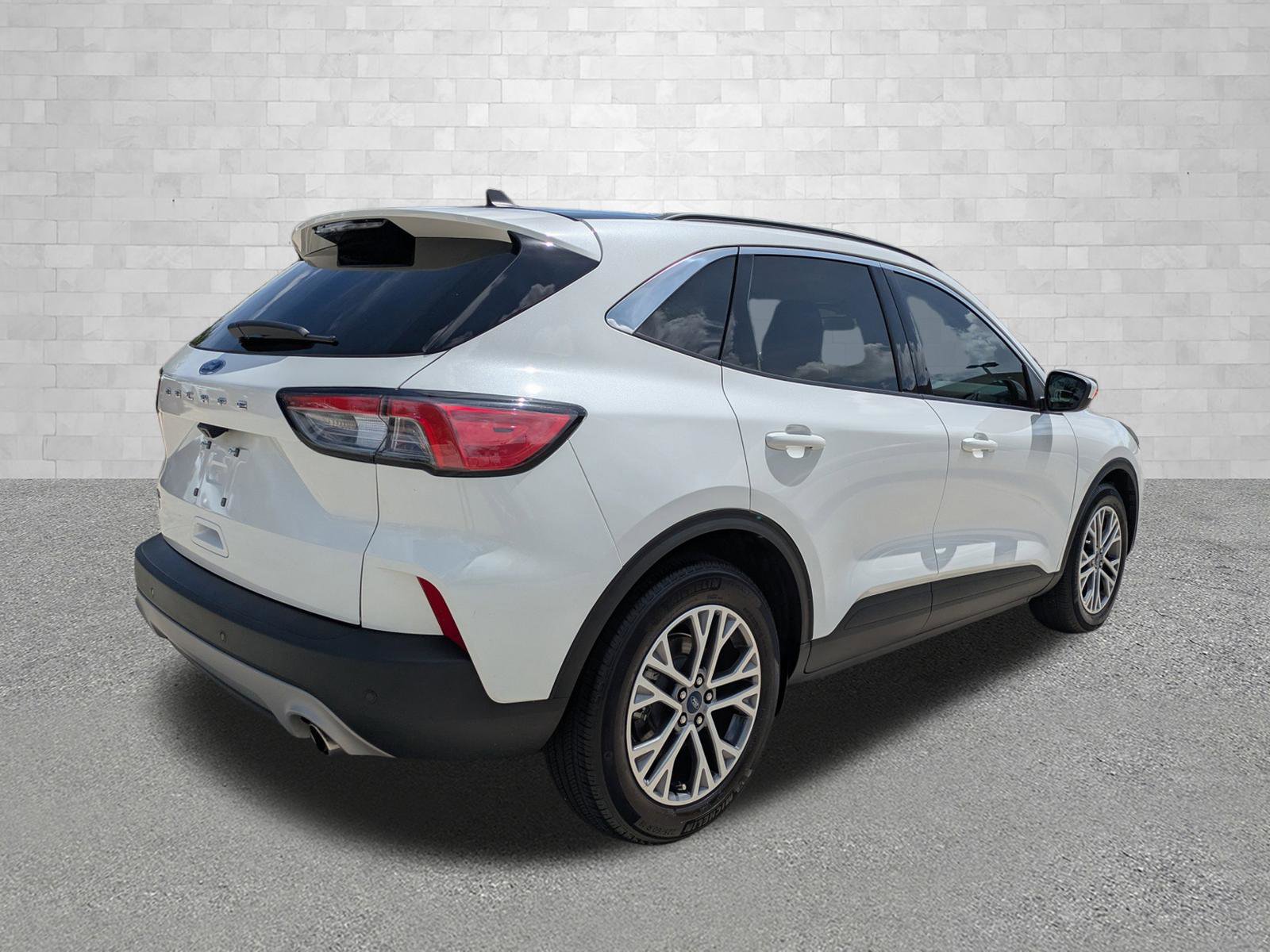 Used 2022 Ford Escape SEL w/ Technology Package FWD image 2