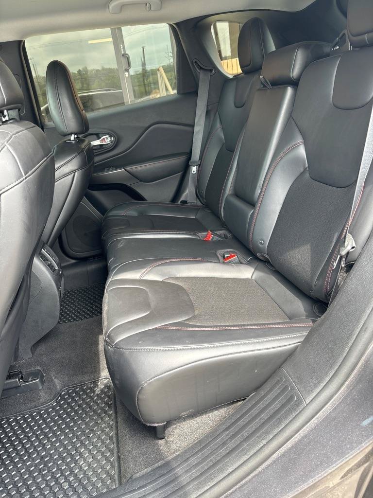 Used 2019 Jeep Cherokee Trailhawk w/ Comfort/Convenience Group AWD/4WD image 11