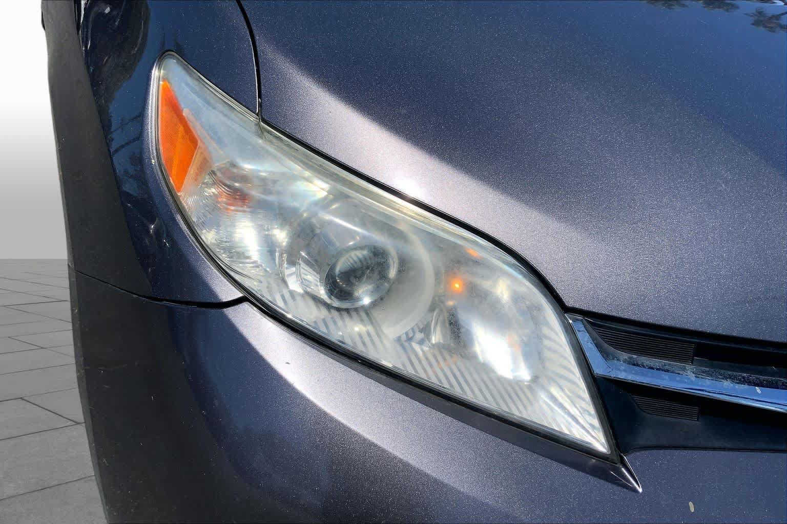 Used 2018 Toyota Sienna LE w/ Carpet Mat Package FWD image 27