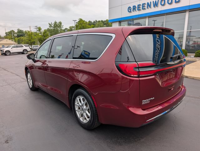 Used 2023 Chrysler Pacifica Touring-L FWD image 3