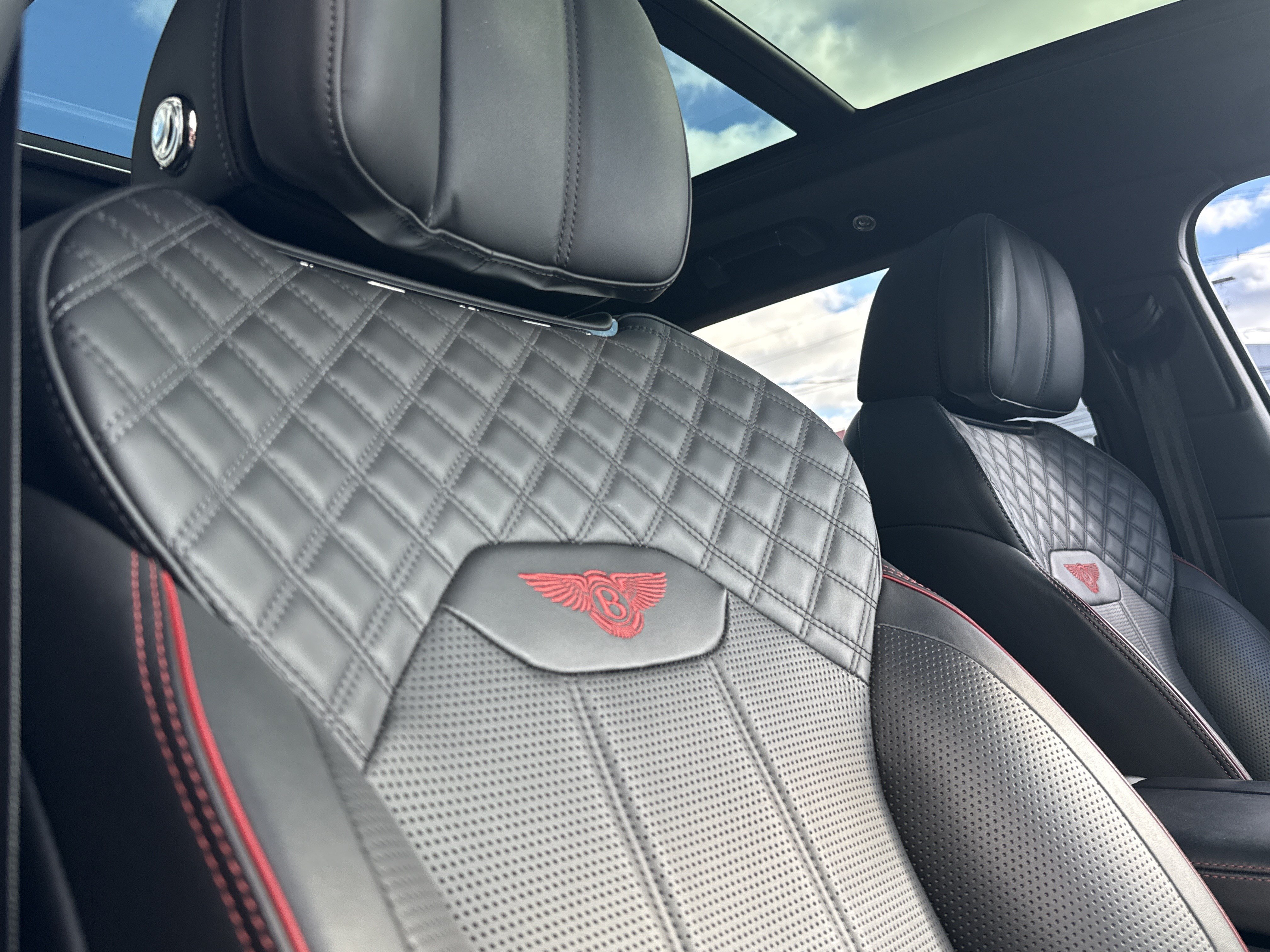 Used 2022 Bentley Bentayga AWD/4WD image 33