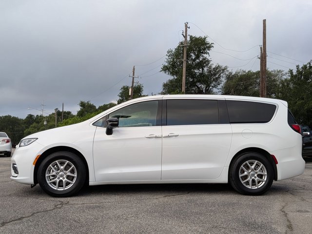Used 2025 Chrysler Pacifica Select image 9