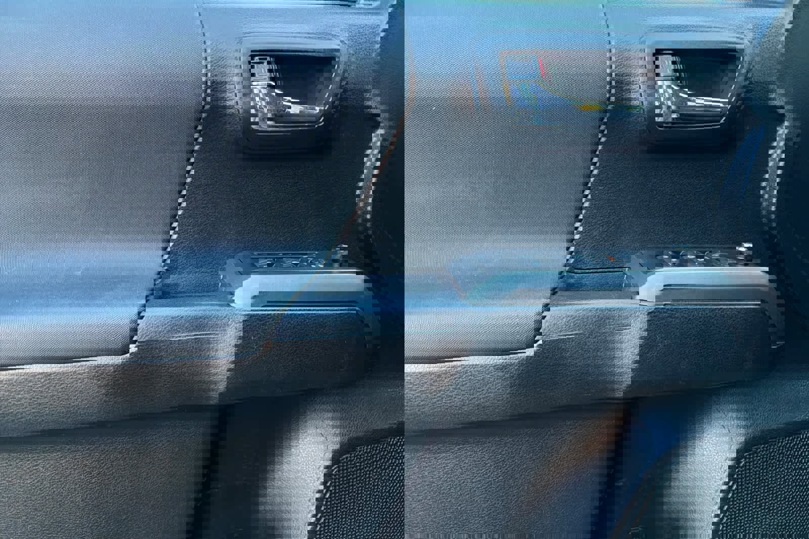 Used 2017 Toyota Tacoma TRD Sport w/ Tow Package (A/T) image 14