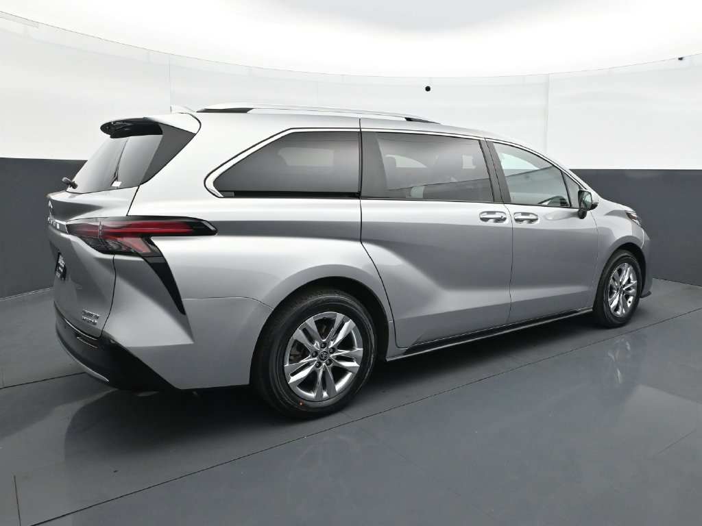 Used 2024 Toyota Sienna Limited AWD/4WD image 7