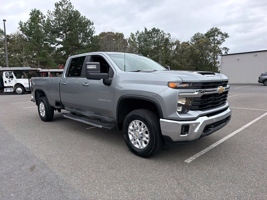 Used 2025 Chevrolet Silverado 3500 LT w/ Safety Package AWD/4WD image 4