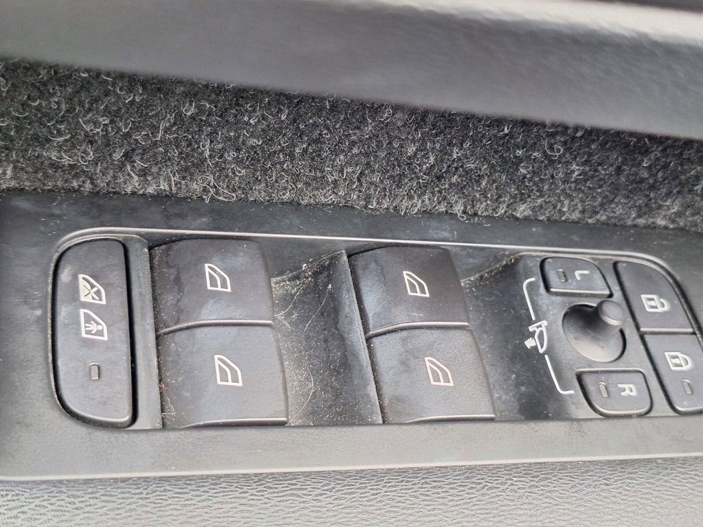 Used 2019 Volvo XC40 T5 Momentum image 17