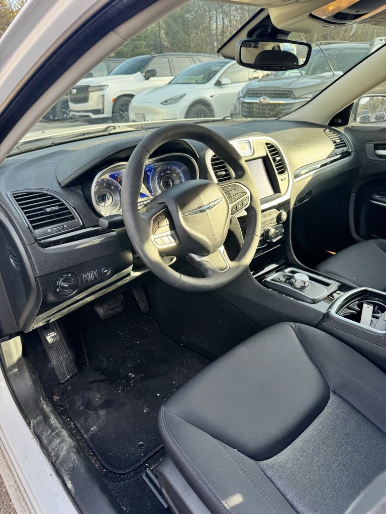 Used 2023 Chrysler 300 Touring w/ Safetytec Plus Group image 11