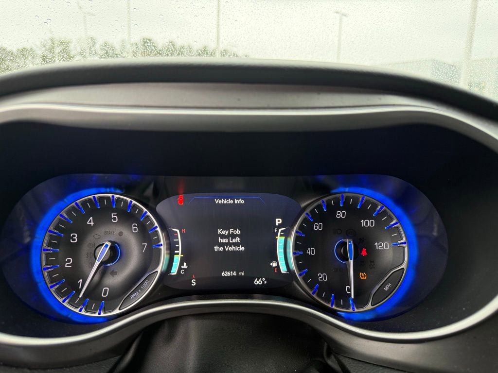 Used 2023 Chrysler Pacifica Touring-L image 15