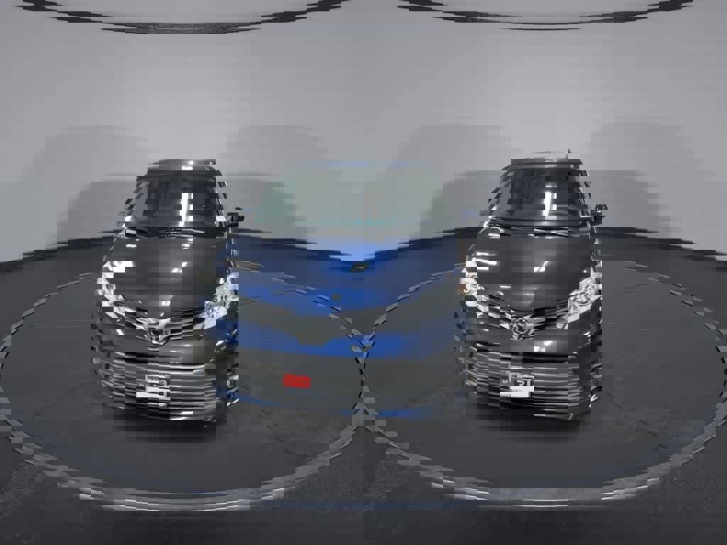 Used 2020 Toyota Sienna XLE w/ XLE Navigation Package image 3