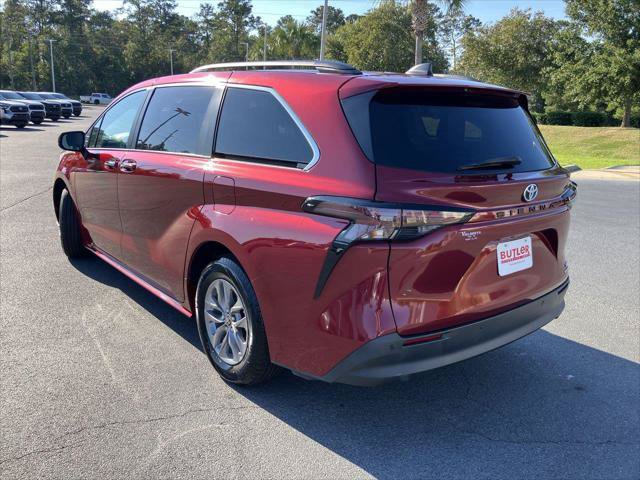 Certified 2023 Toyota Sienna XLE FWD image 3
