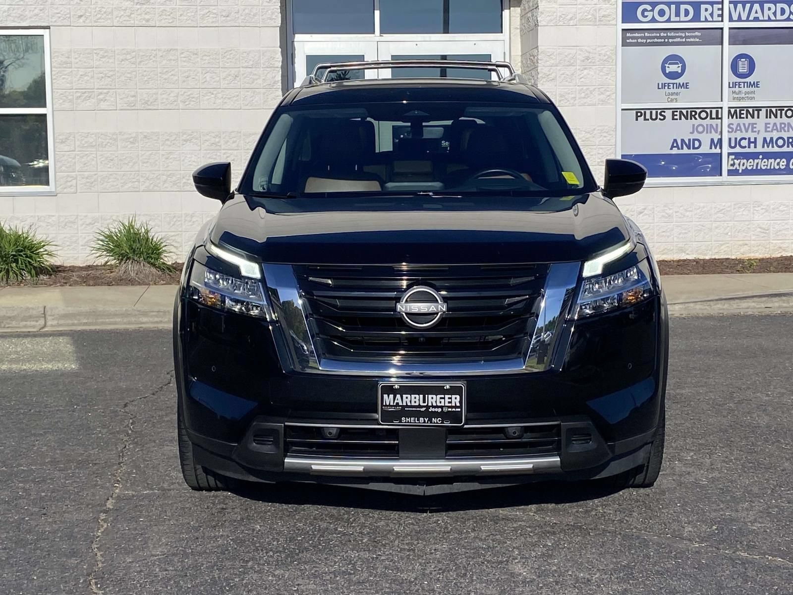Used 2023 Nissan Pathfinder Platinum w/ Cargo Package AWD/4WD image 2
