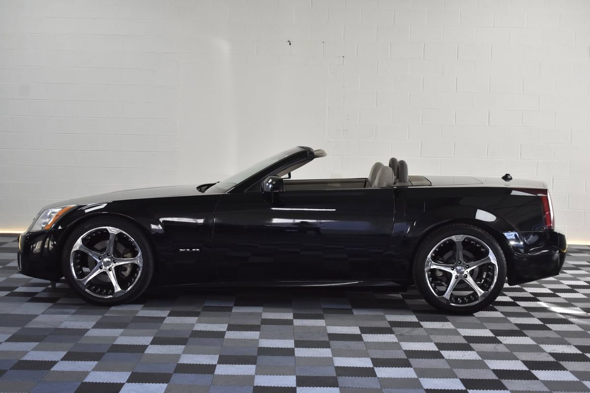 Used 2005 Cadillac XLR image 3