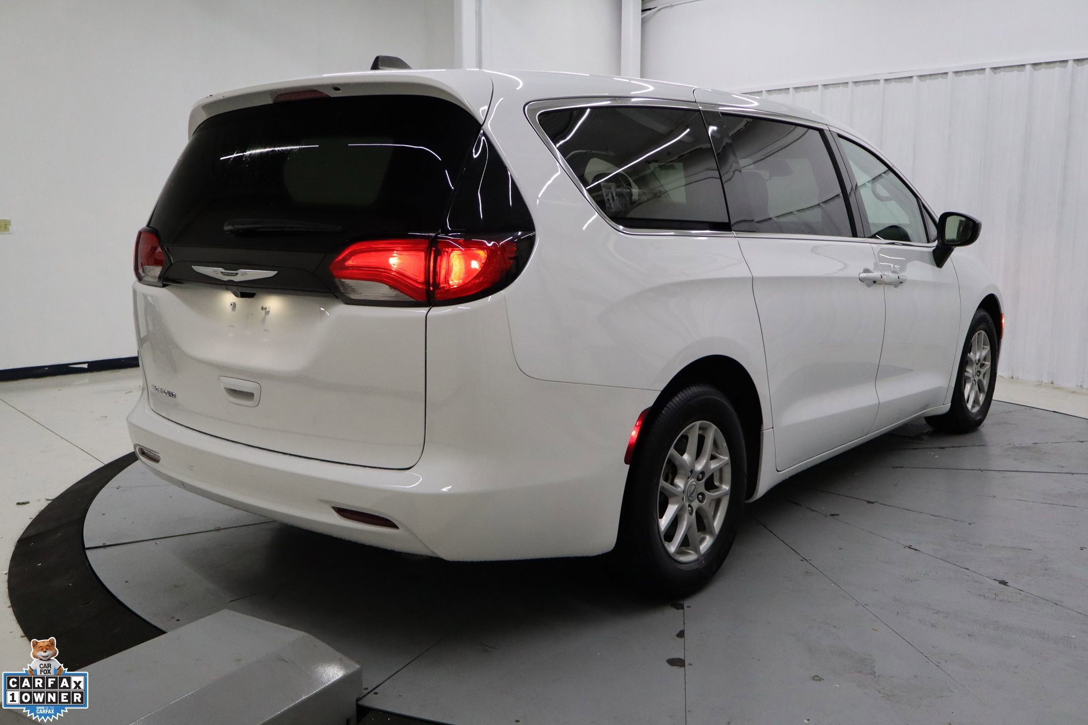 Used 2024 Chrysler Voyager LX image 4