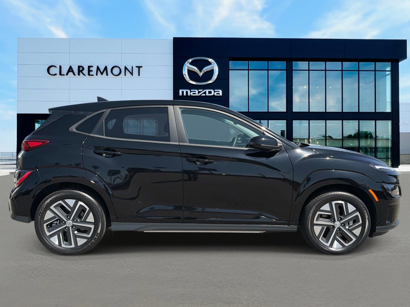 Used 2023 Hyundai Kona SE image 4