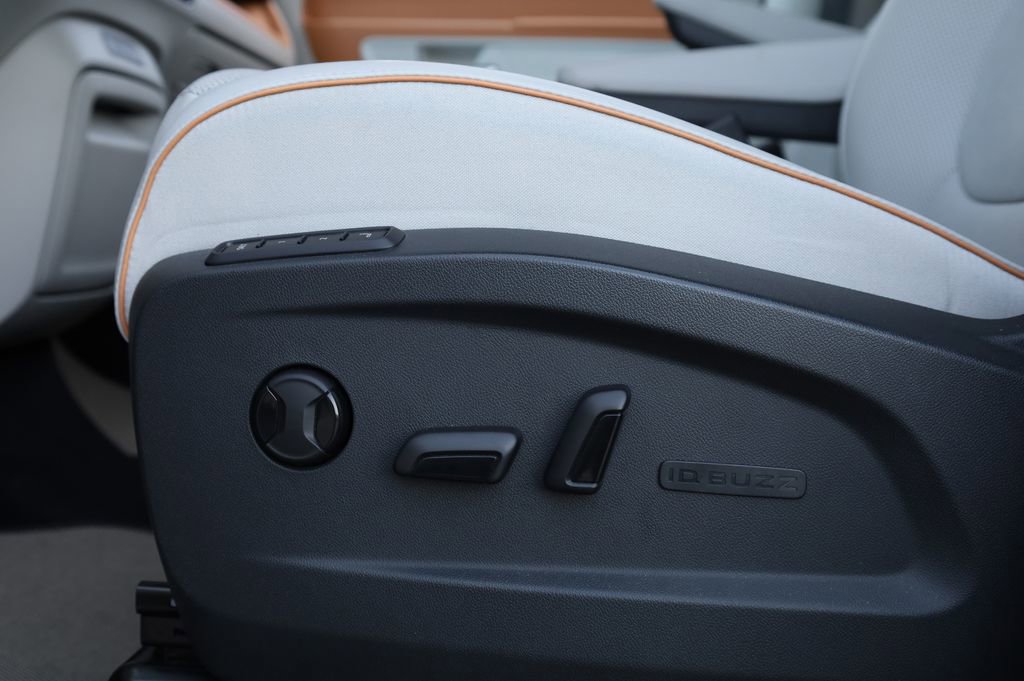 Used 2025 Volkswagen ID. Buzz 1st Edition image 25