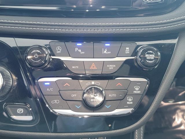 Used 2025 Chrysler Pacifica Limited image 21