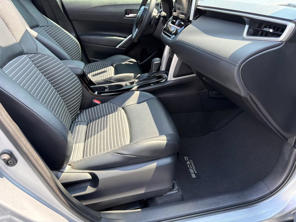 Used 2025 Toyota Corolla Cross AWD Hybrid w/ Convenience Package image 17