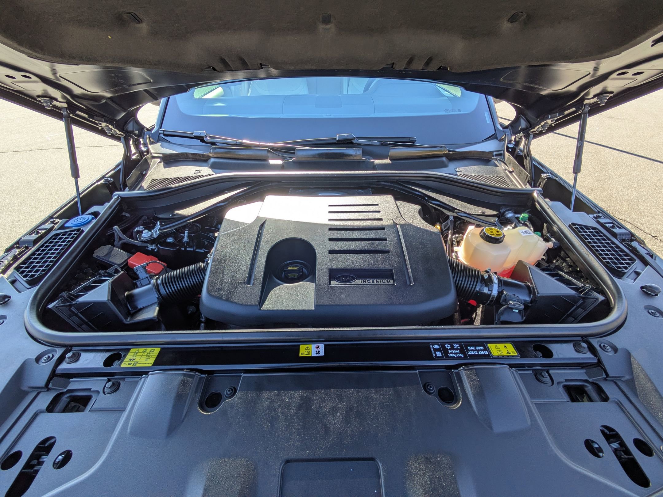 Certified 2025 Land Rover Range Rover SE image 32