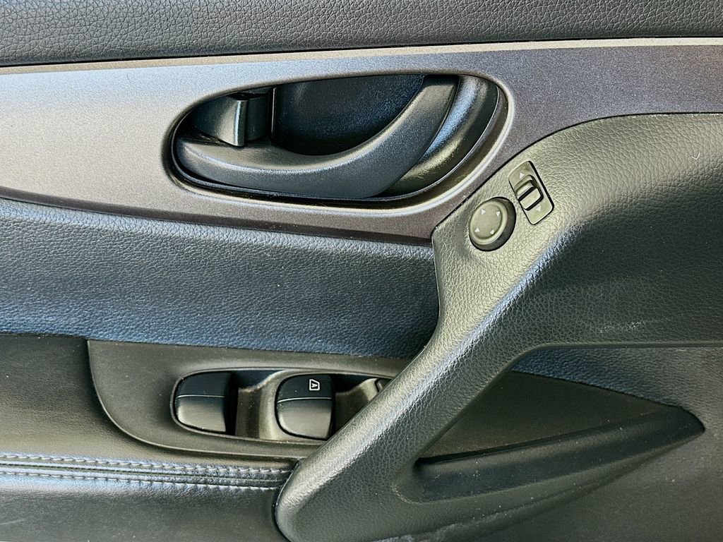 Used 2022 Nissan Rogue Sport S image 17