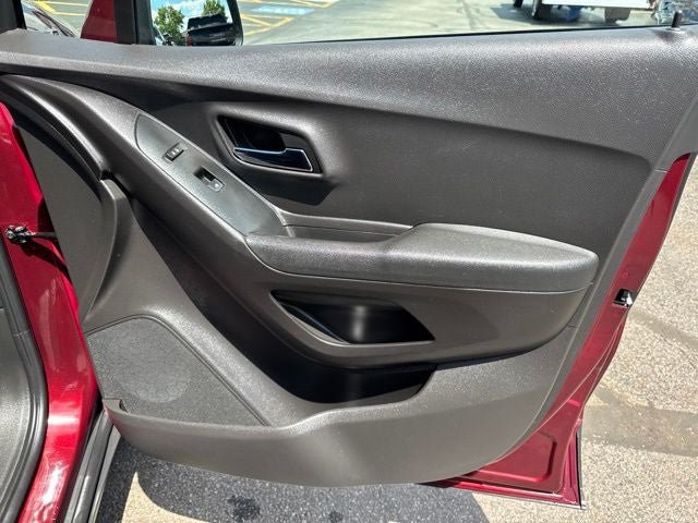 Used 2017 Chevrolet Trax LT w/ LT Convenience Package FWD image 26