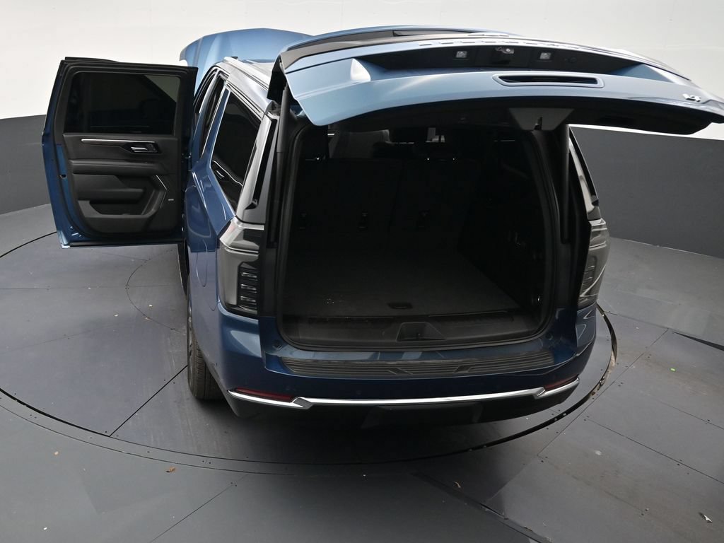 Used 2025 Chevrolet Suburban LT w/ Comfort Package RWD image 32