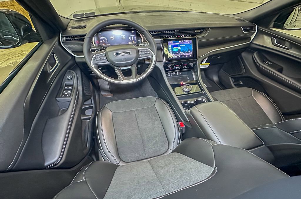 New 2025 Jeep Grand Cherokee Laredo image 9