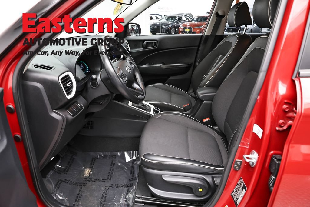 Used 2023 Hyundai Venue Limited FWD image 14