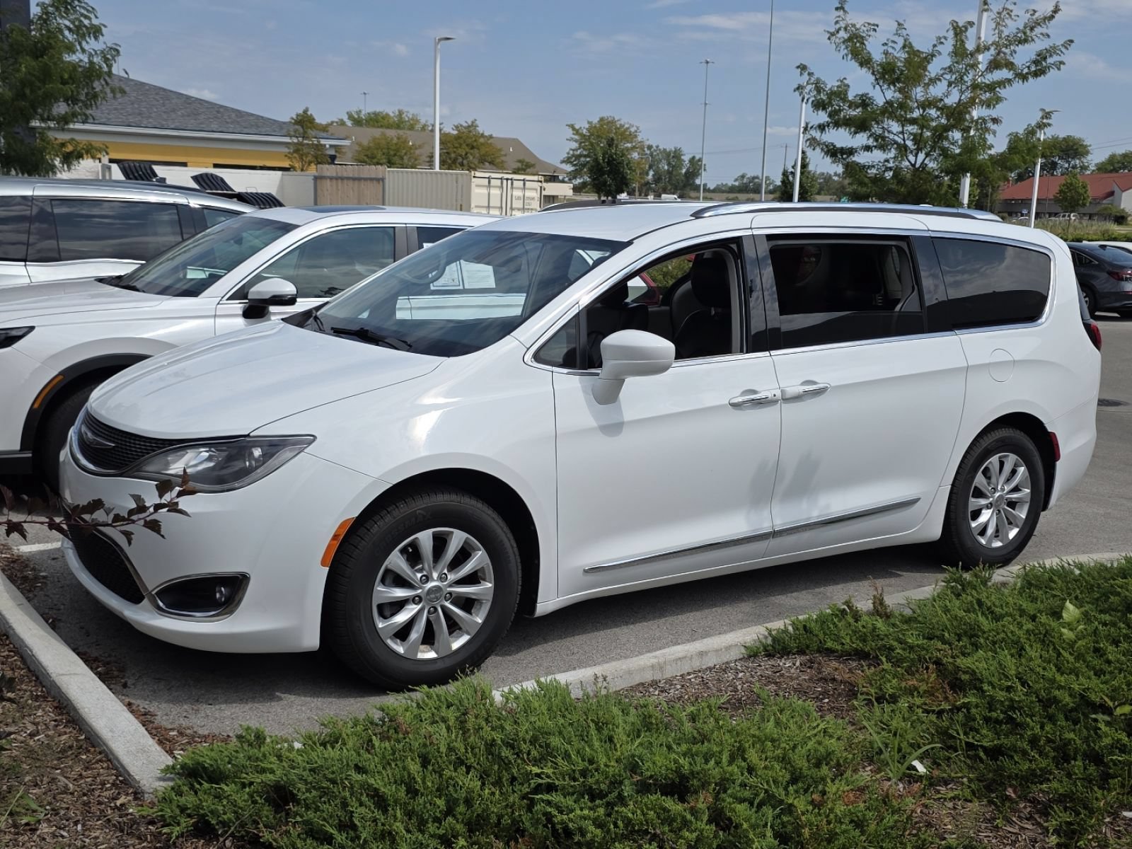 Used 2018 Chrysler Pacifica Touring-L FWD image 2