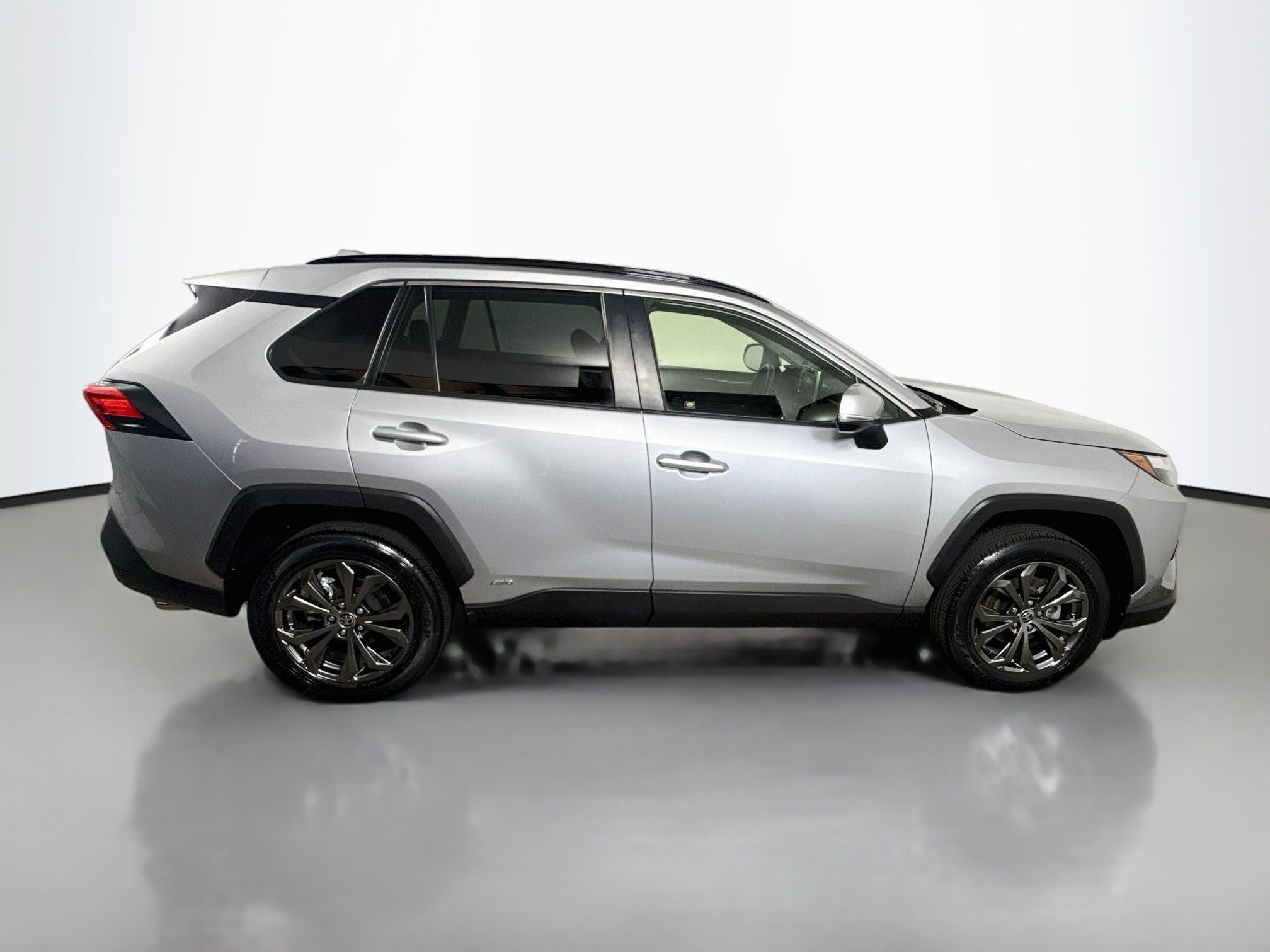 Certified 2022 Toyota RAV4 XLE Premium AWD/4WD image 8