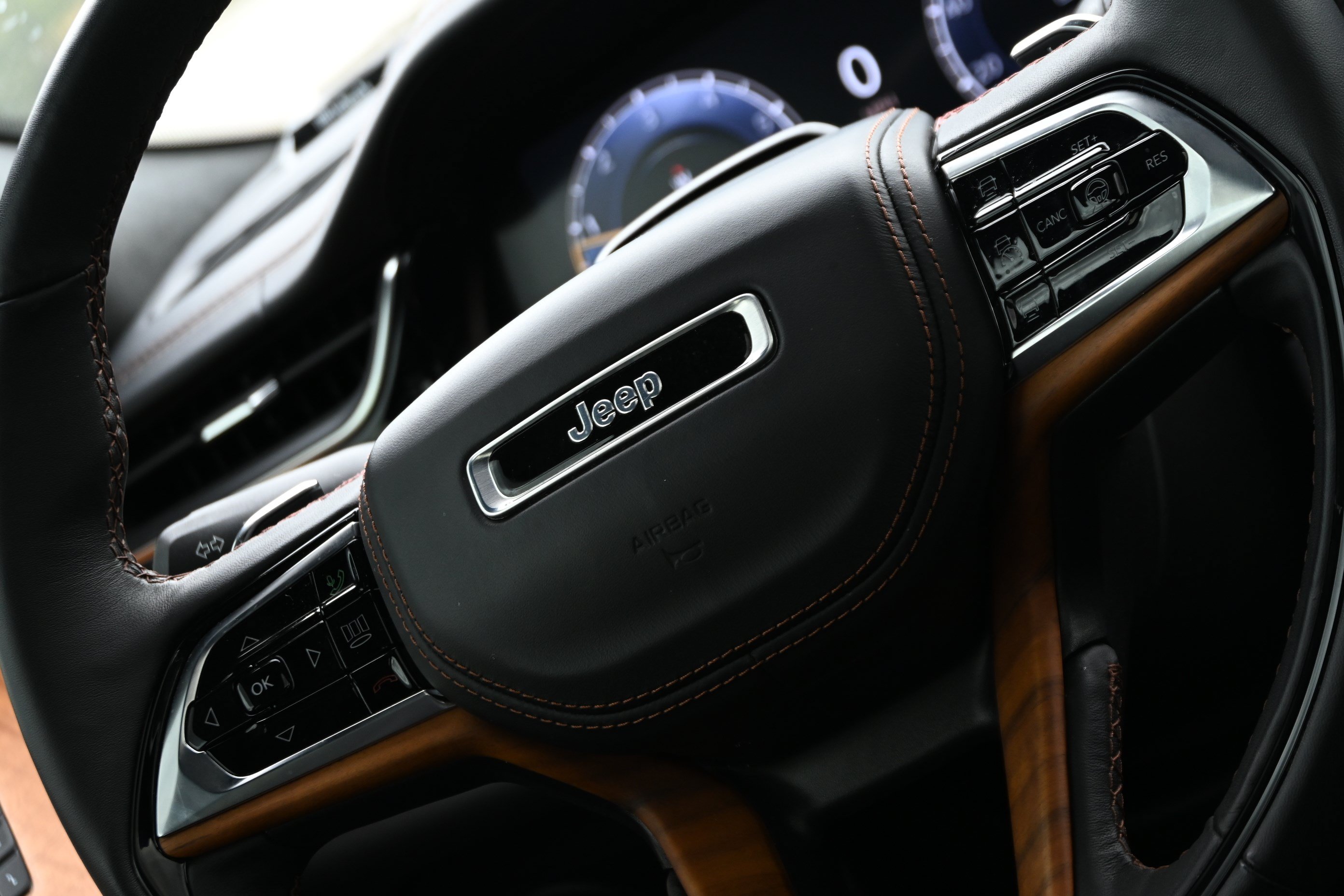 Used 2024 Jeep Grand Cherokee L Summit AWD/4WD image 27